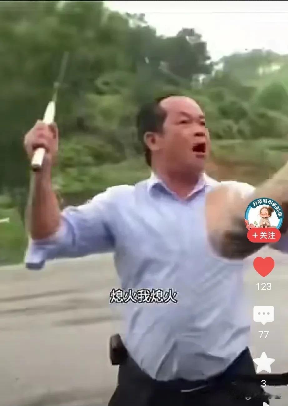 嚣张纹身小伙这次遇到狠人了！一位东北小伙与家人驾车行走在马路上，突然看到路边有