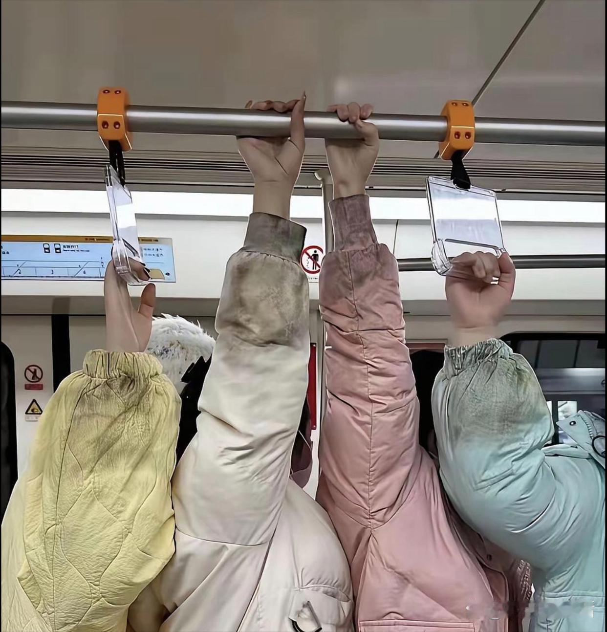 怪不得现在的人都买黑色的羽绒服[捂脸哭][捂脸哭][捂脸哭][捂脸哭]