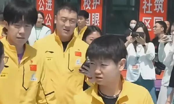 国乒队员走进公园，与成都市民互动，教练有马琳教练，邱贻可教练，王皓教练等，