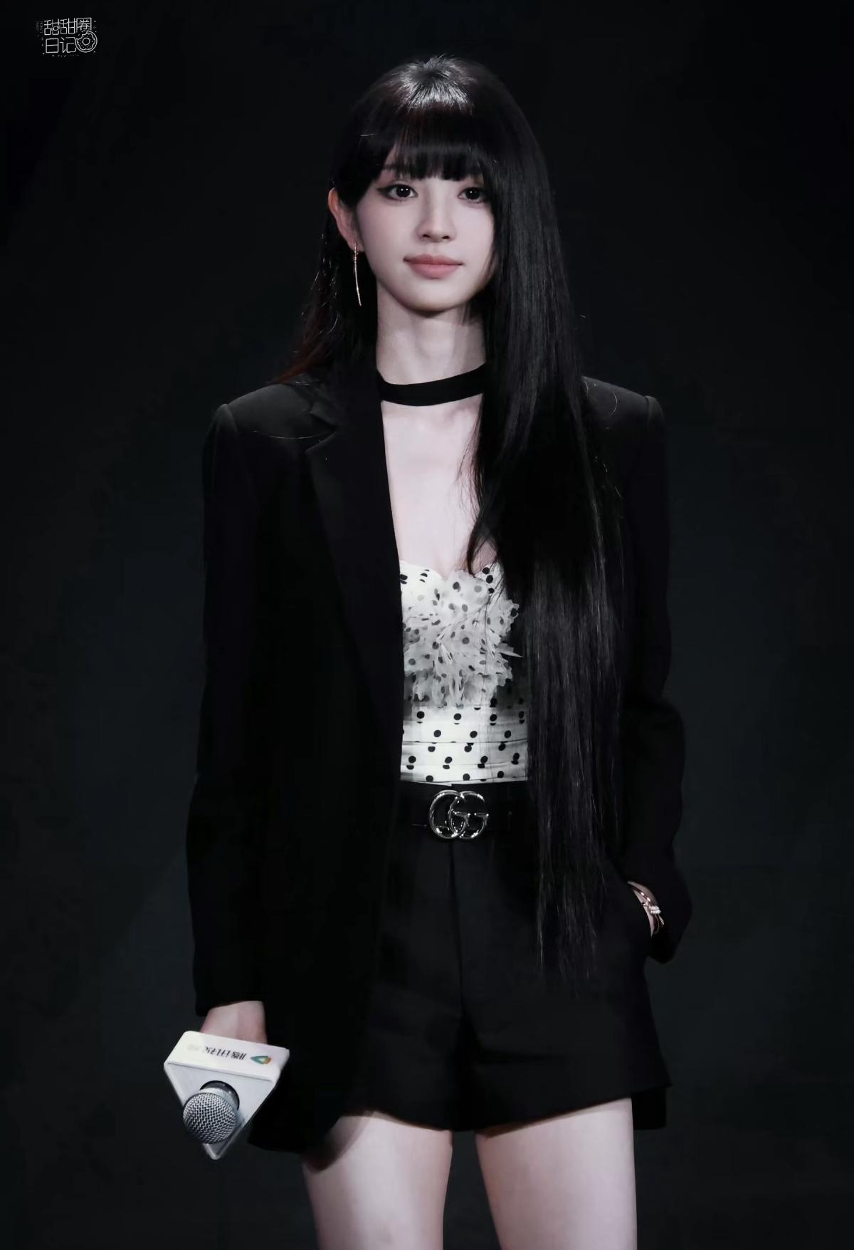 田曦薇限定黑长直造型！西装御姐风，甜妹和酷感完美融合[比心]娱乐明星