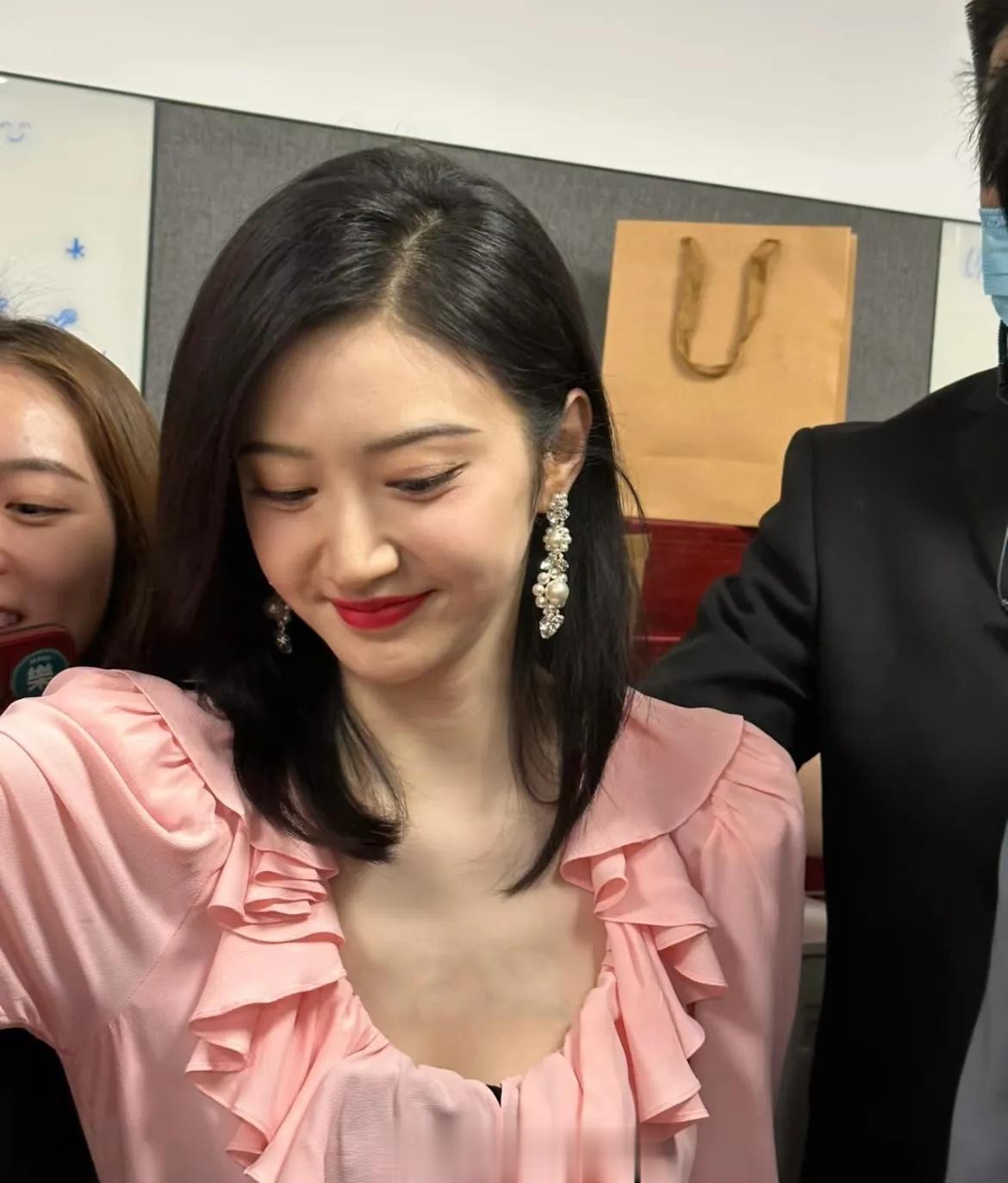 景甜的美貌被低估了！本人也太美了，圆脸大眼睛，皮肤白到发光，人如其名好甜美好漂