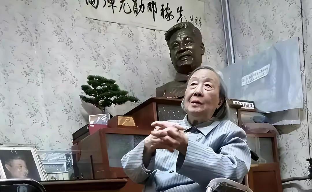 这是邓稼先夫人许鹿希的家居照，她已九十多岁高龄，但依旧居住在老房内，家里的陈设很