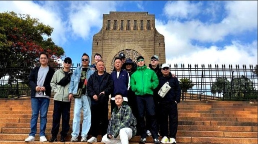 德云社演员首次来到南非约翰内斯堡，自然是要出来逛逛了。大伙儿在街头巷尾都逛了