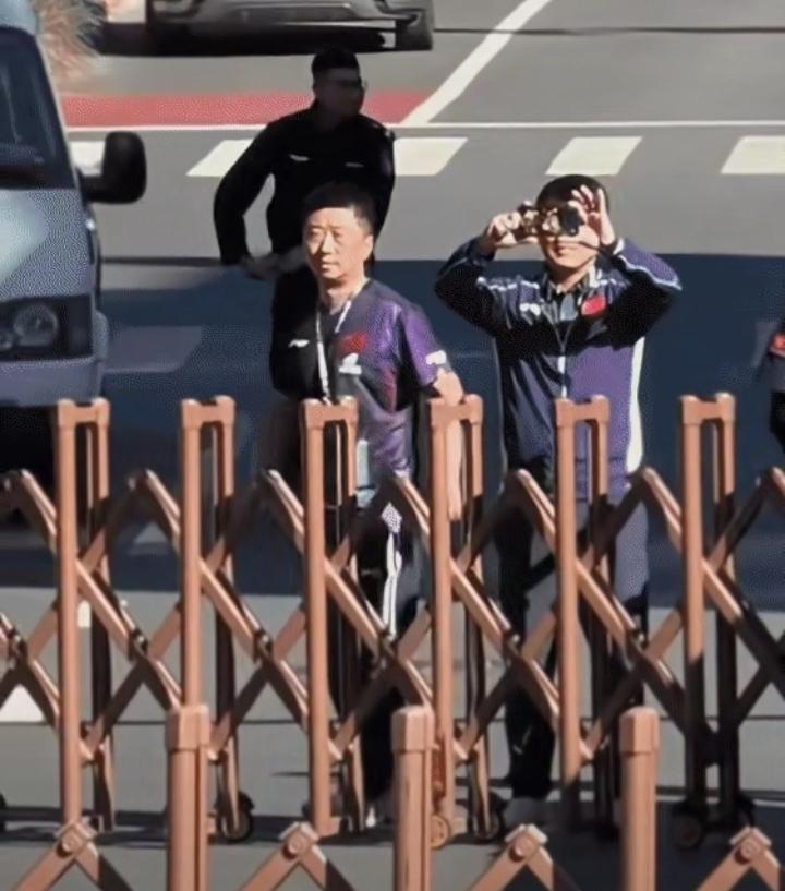 绷不住了！一向沉稳的王皓，赛场外直接被逼到找警察！国乒男队主教练王皓路过场