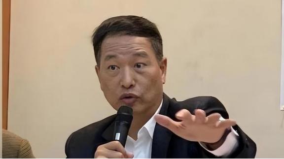 台空军前副司令张延廷曾示警：大陆若攻台，解放军火箭炮一定会打前锋，一旦饱和攻击，