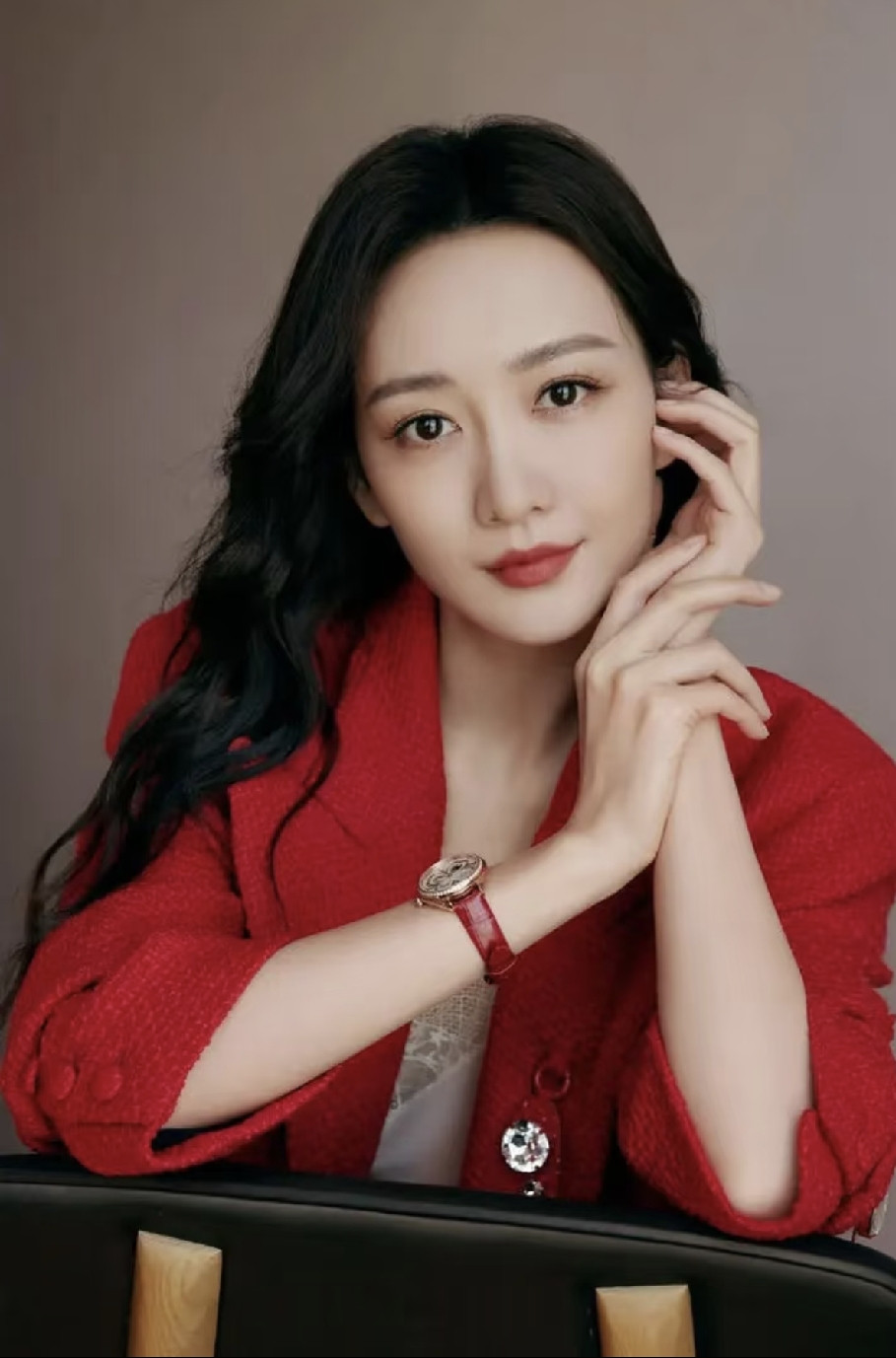 我发现，比张碧晨更厉害的女人出现了，她就是王鸥，张碧晨还说了男方是谁，王鸥是直接官宣女儿，压根没提男