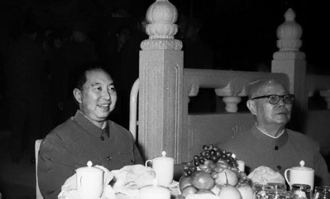 1977年10月1日国庆节晚上，华国锋同志、叶剑英同志在天安门城楼上观看礼花的老