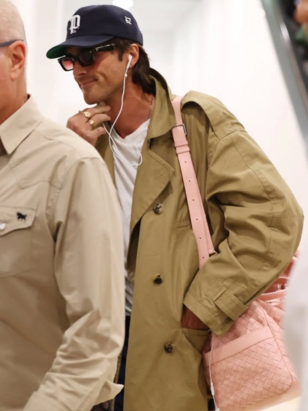 雅各布·艾洛蒂机场新街拍，戴着有线耳机但疑似沒有接到任何设备上🆘