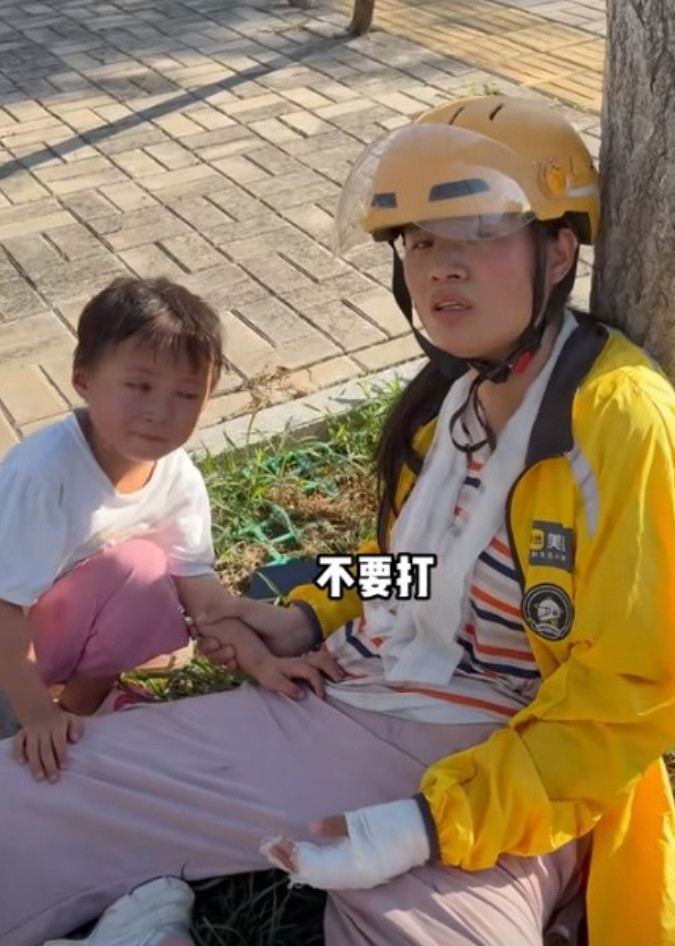 看哭了！7月15日，亳州，母女送外卖骑车摔倒后靠在树干上休息，路过男子一看中暑了