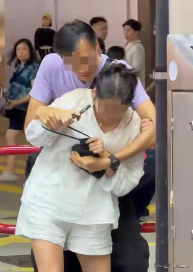 男子在香港街头当众强行“抱走”内地女子当他女友！幸好多人助她逃出生天！网友炸锅：