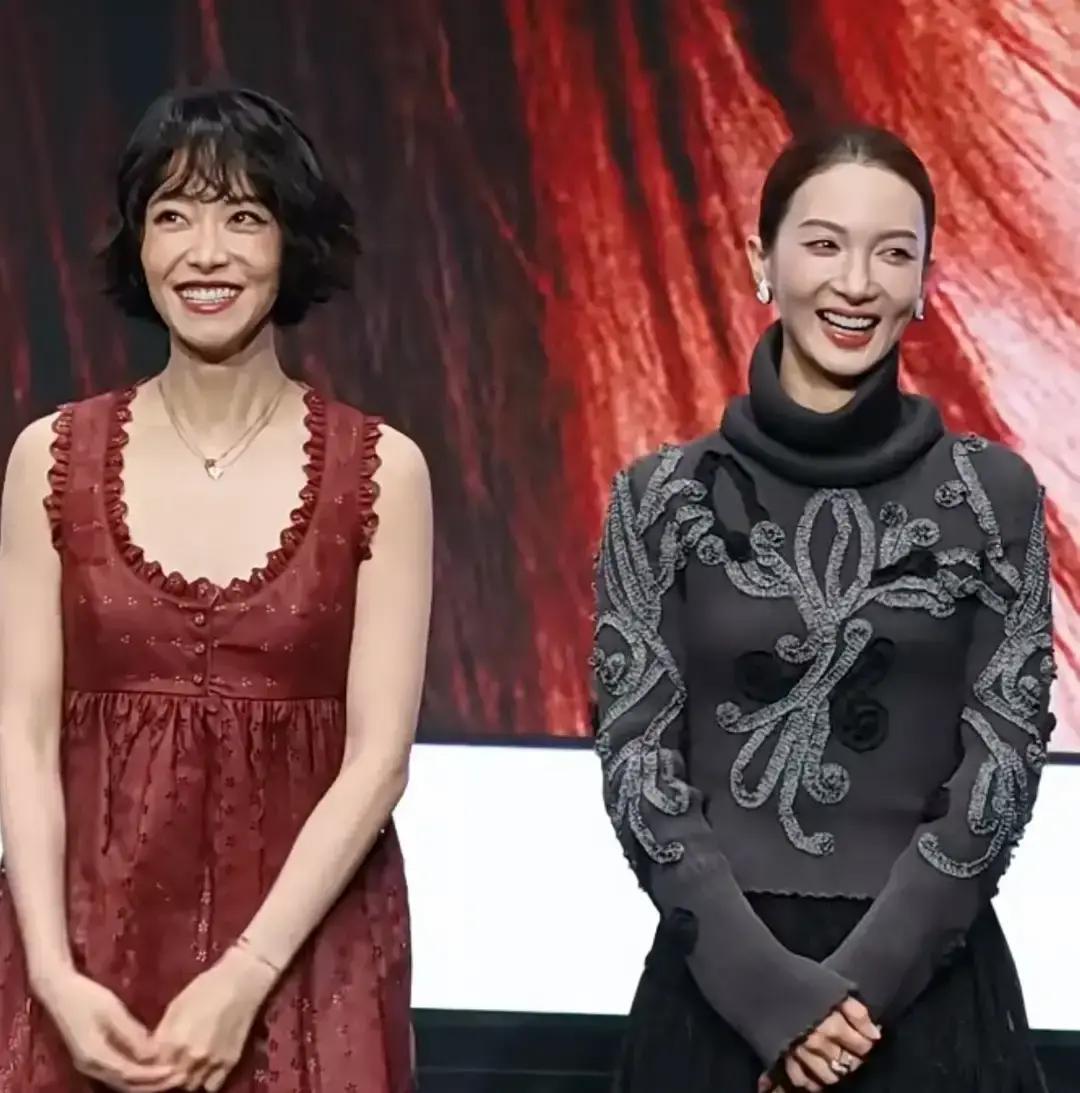 你和闺蜜咬耳朵：“等娃高考完，咱俩去把眼袋割了？”章子怡45岁威尼斯生图暴颈纹，