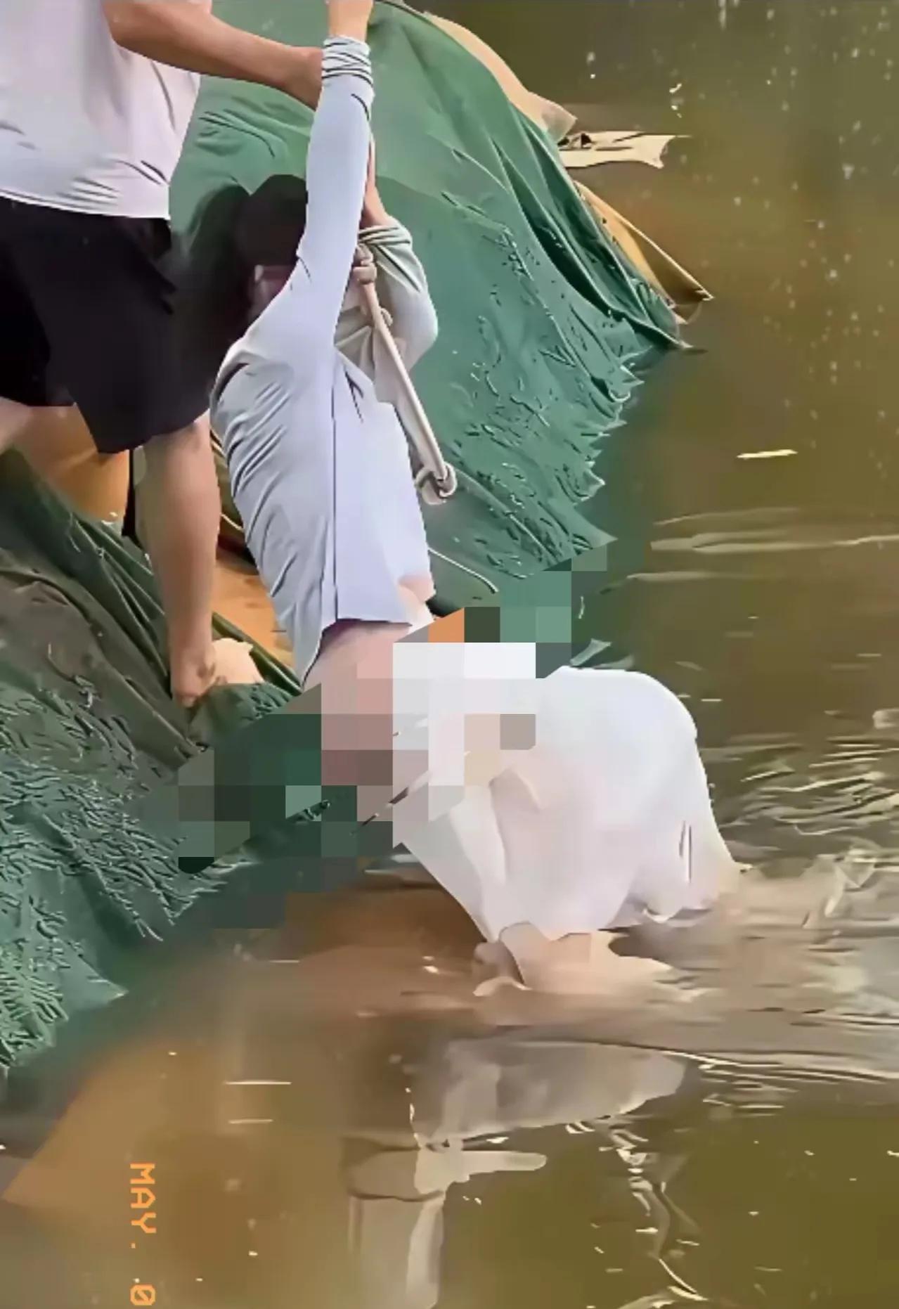 有网友吐槽：“小伙救人时弄掉女生裙子，让女生露了不该露的部位，让女生情何以堪？”