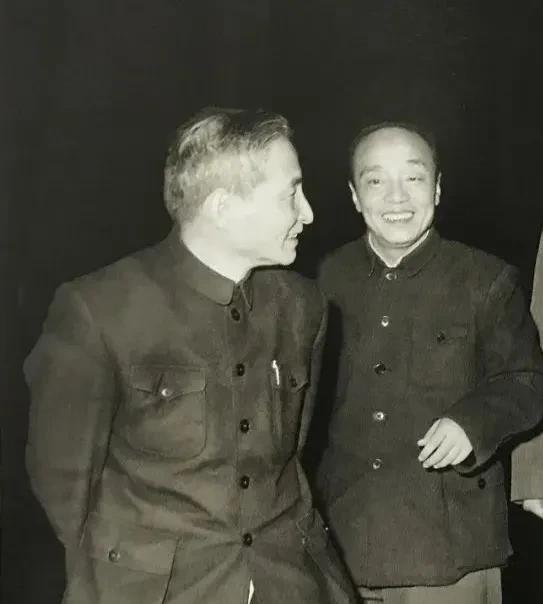陈云谈长寿秘诀，逗得杨尚昆哈哈大笑。一次，杨尚昆去看望老同志陈云。当杨老问起陈