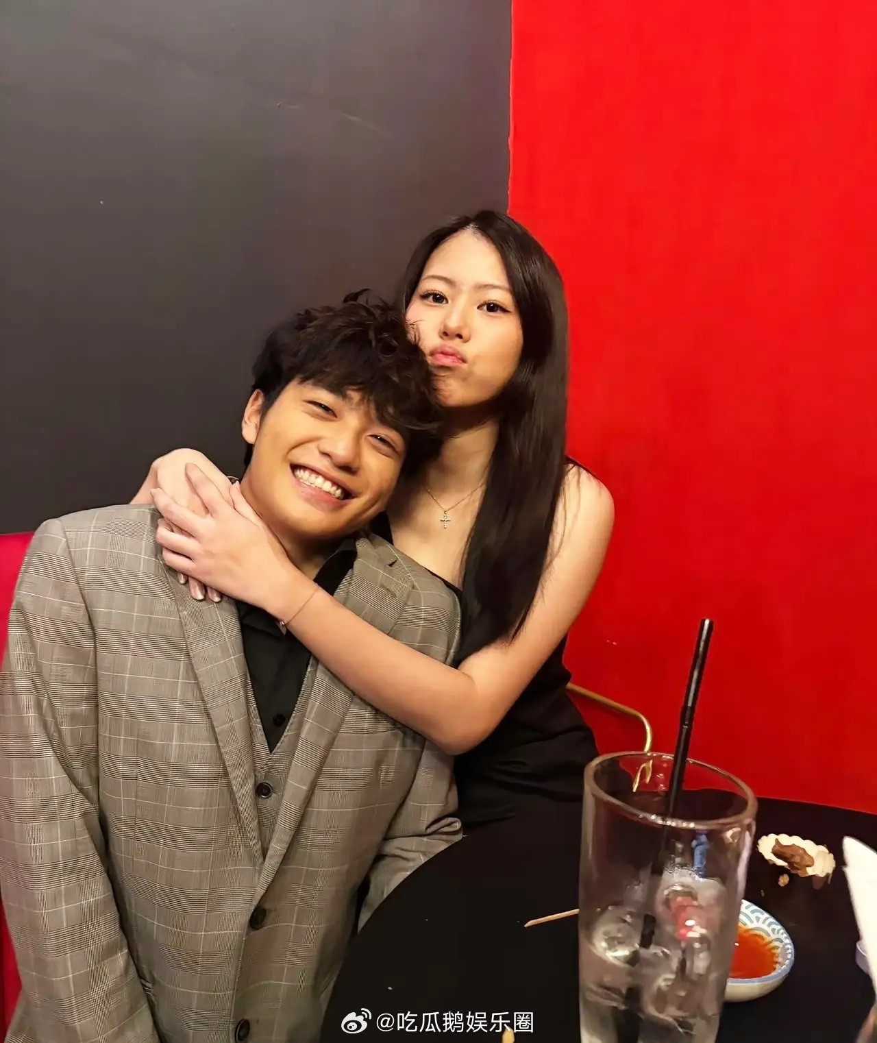 曹格儿子为女朋友庆祝生日，这小情侣也太甜了！其实他小时候长得一般，长大了，反而帅