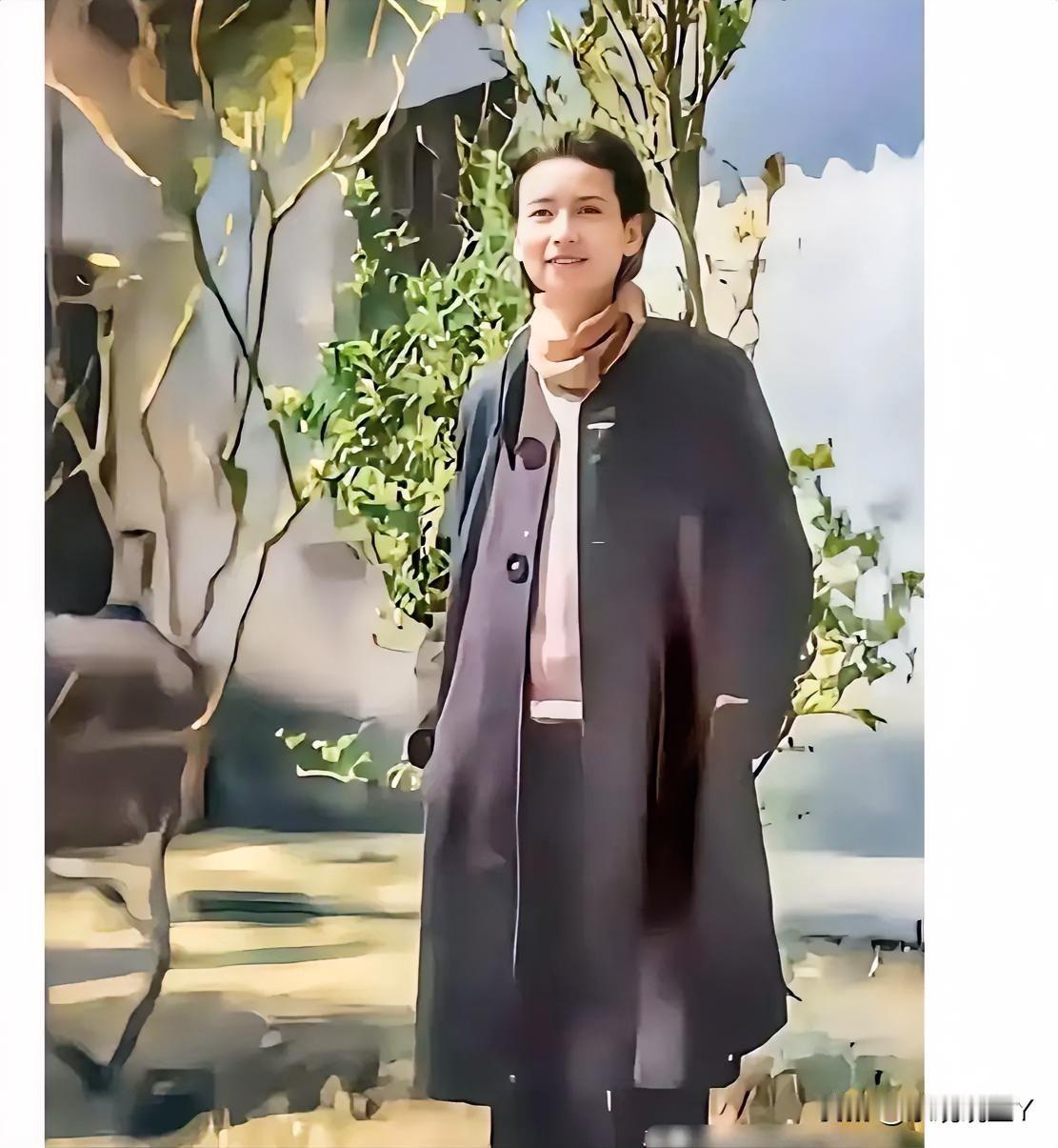 中国一代才女林徽因，1946年在云南昆明的珍贵留影。时年42岁，身穿朴素风衣，面