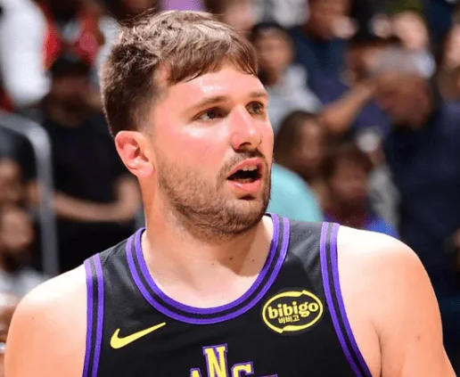 湖人自媒体发推提问：你会如何拯救湖人？随后，美记回复：“放弃这个赛季，带着55