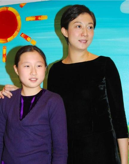 一顿操作猛如虎，再看结果二百五，宗馥莉和杜建英都成为了受害者。成龙的情人把私