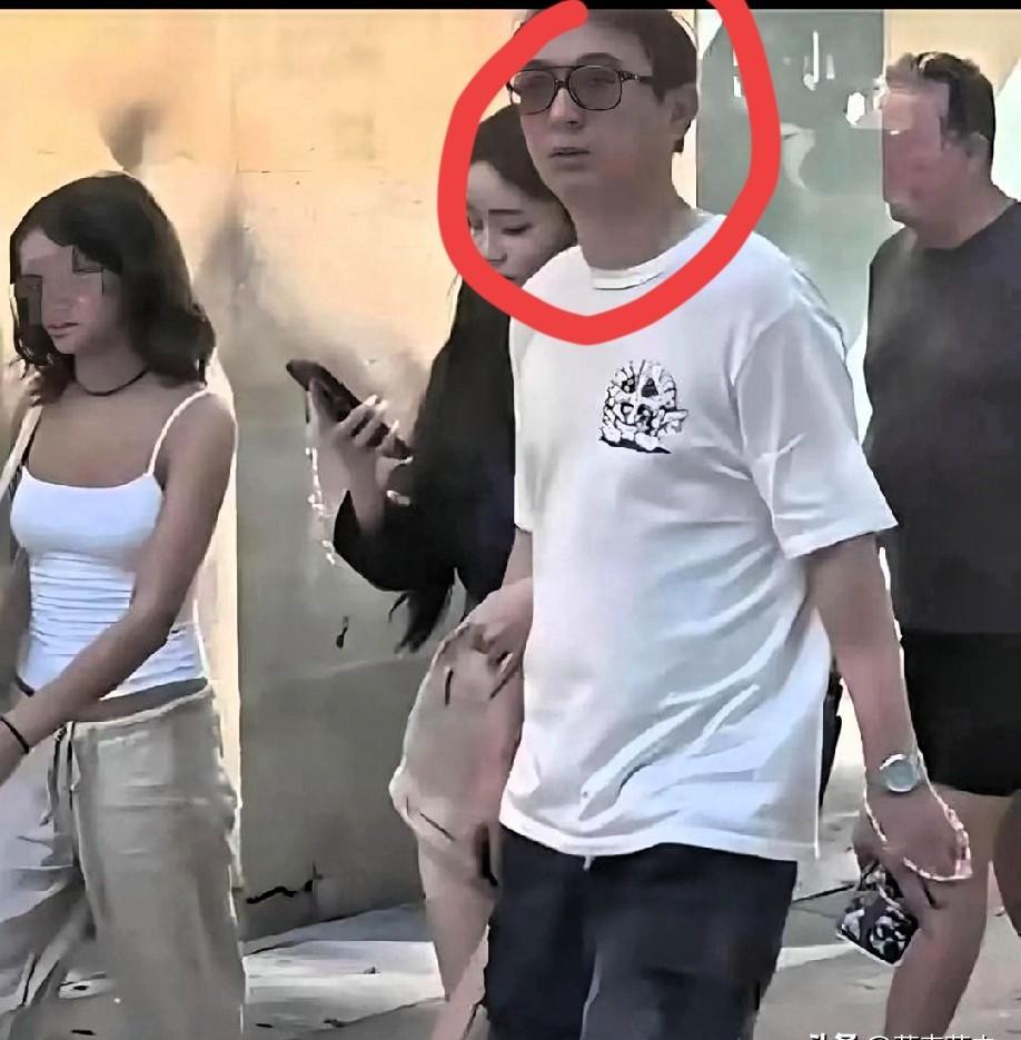 五十三万。就为了要个微信。听着玄乎吧？黄一鸣那事儿，真把这数字，一笔一笔掰