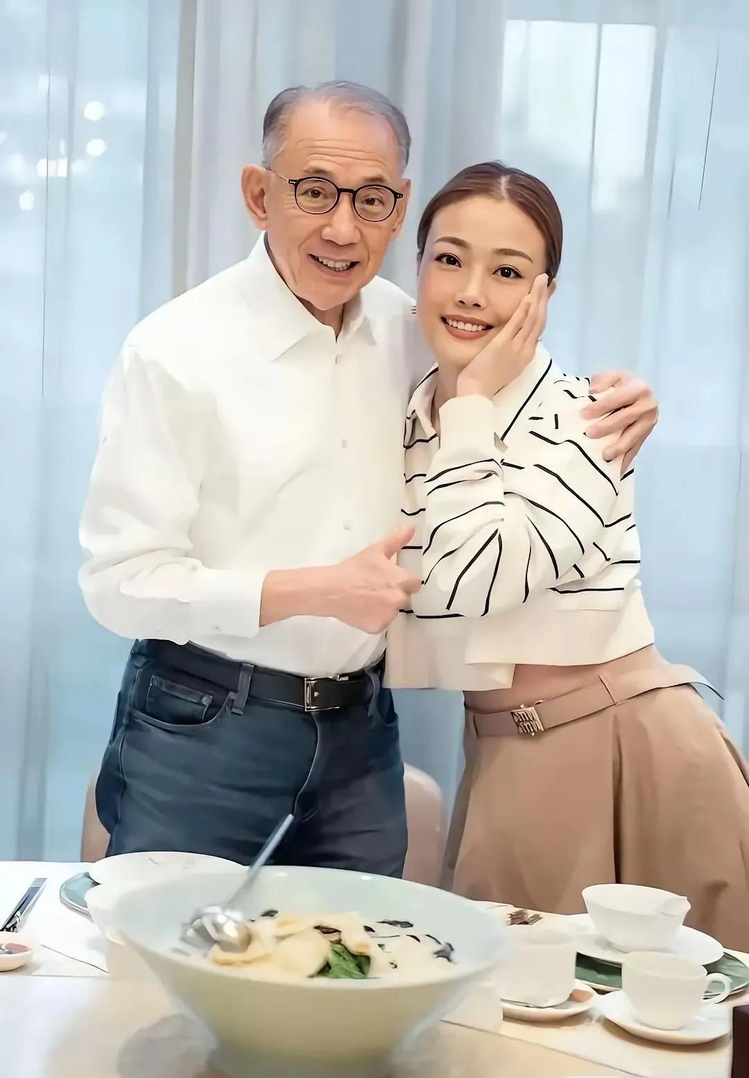 一位情感专家说：“一个掌握重要权力的男人盯上一个女人，这个女人最后一定会臣服，心