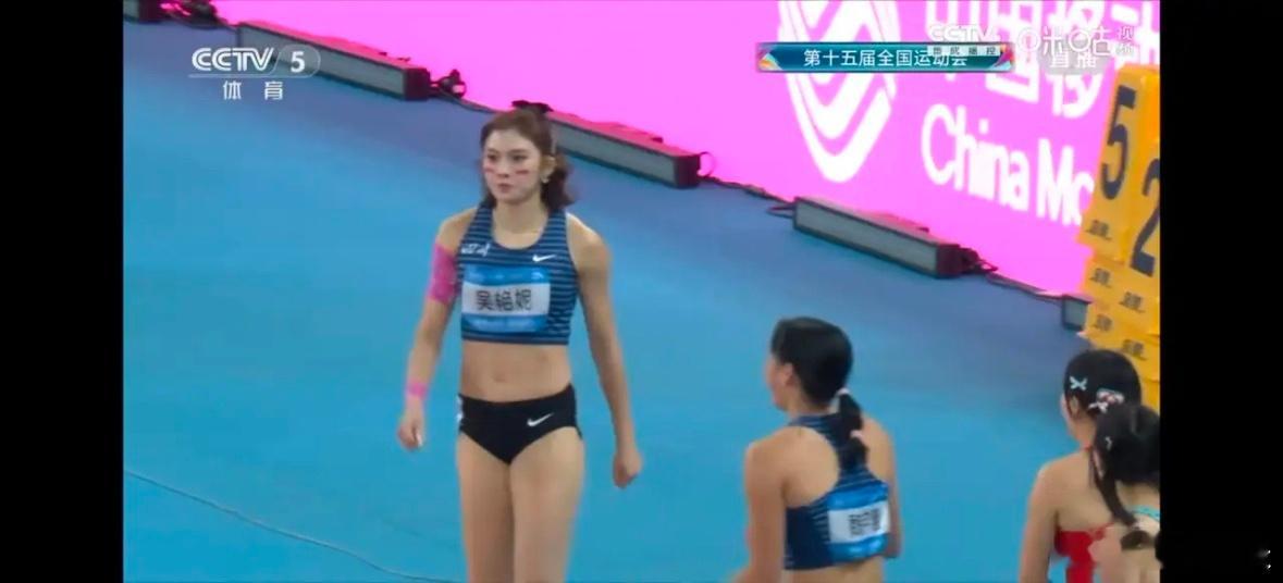 全运会100米栏决赛，冠军刘景阳网络毫无声音，亚军吴燕妮却是大网红。吴燕妮的脸貼
