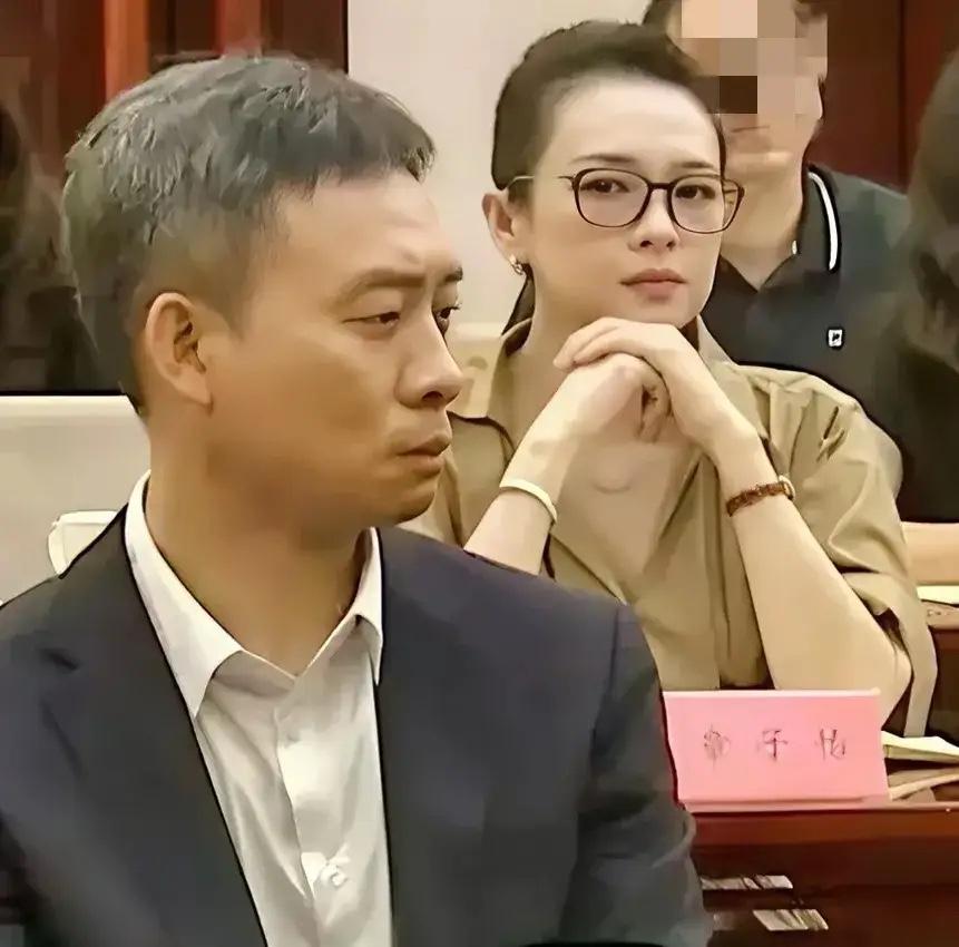 张译，明明跟章子怡才差一岁，两人同框像两代人。章子怡看张译的眼神，也很有意思，估
