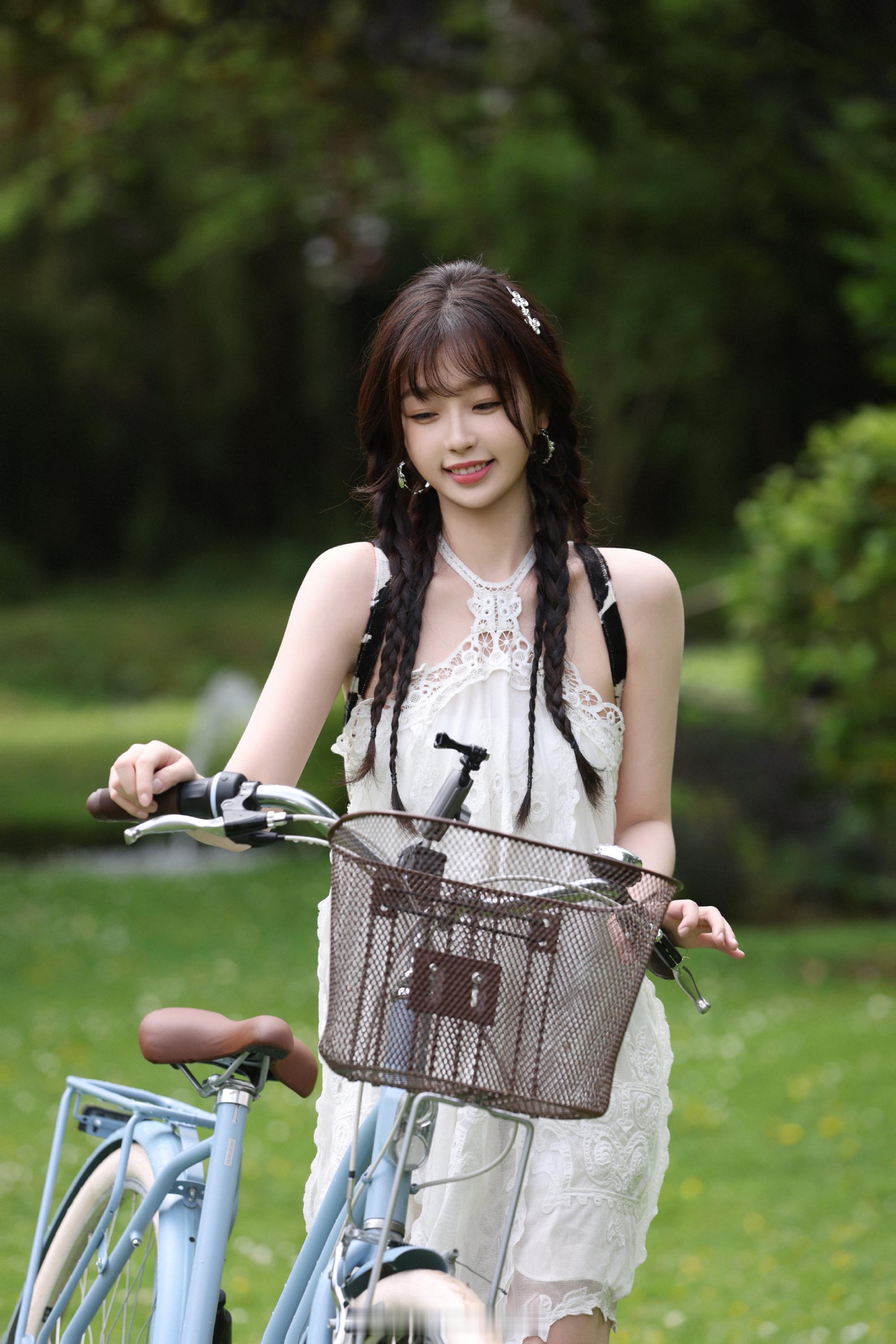 虞书欣白裙配红靴甜美学妹​​​