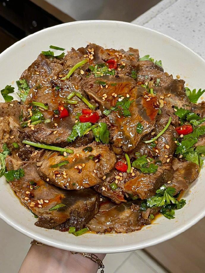 香辣入味的卤牛肉，嘎嘎香。