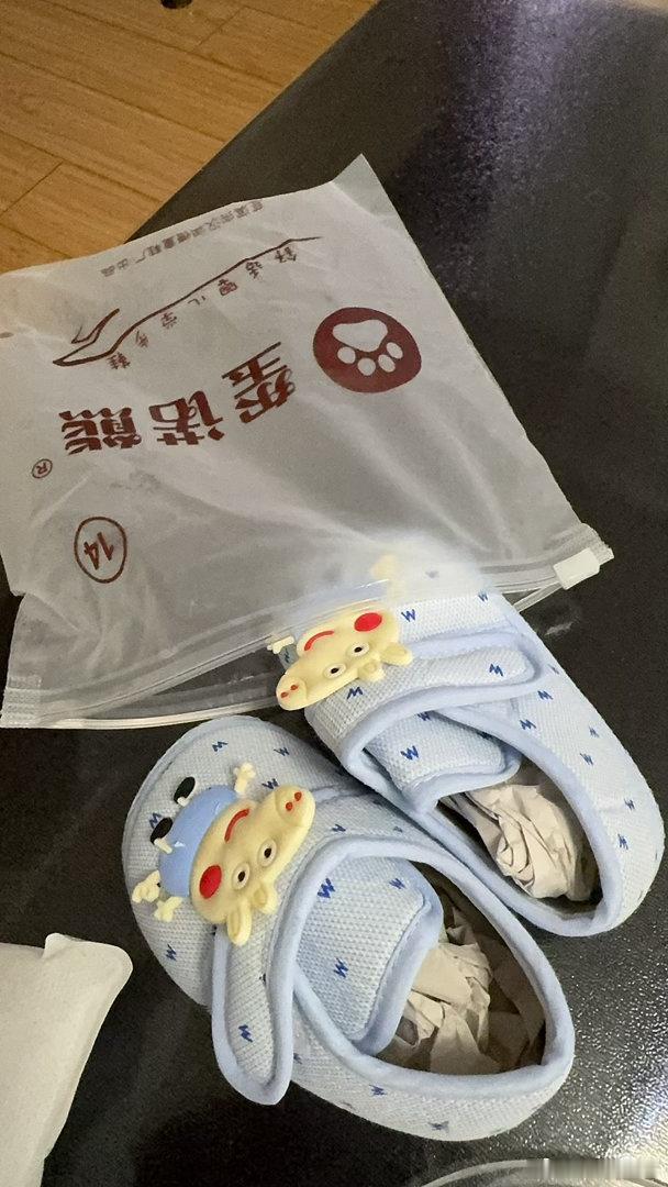 图一是我奶奶怕我生二胎辛苦，婆家重男轻女，生一胎最好是男孩，所以特地求得男胎小鞋子，说放在枕头下面睡