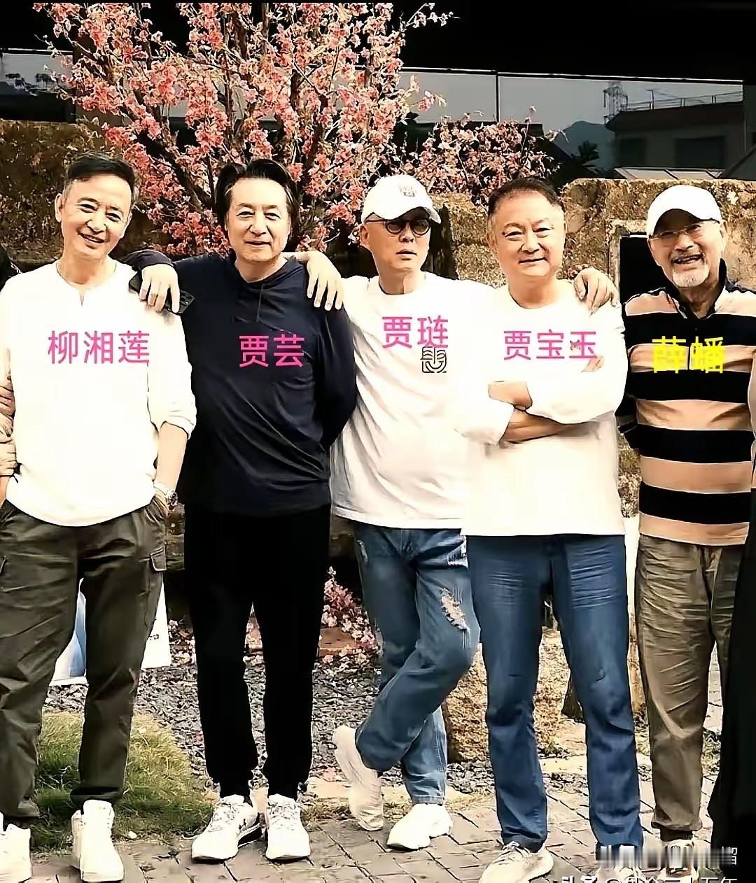 演戏的人老了，看戏的人也不年轻了。他们出来的时候，还是忍不住想起了