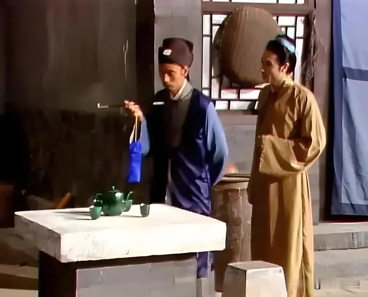 “银姐”是卜世仁的女儿，在红楼梦的后文中，她又曾以别的身份出现现在书中。虽然她