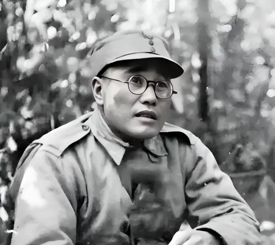 1942年，侦察股长凌少农，私下向日本人购买布料，对方说：“你看起来像军人？”凌