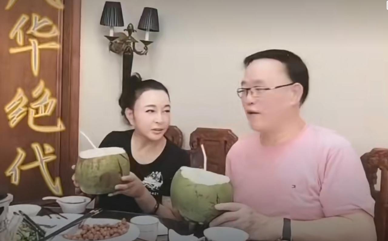 刘晓庆刘忠奎同框，两位老友相聚，一人拿着一个大大的椰子，加上搞笑的表情，成功吸睛
