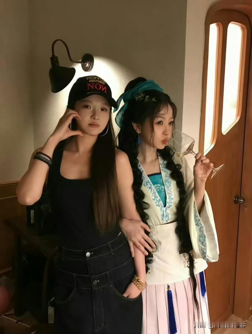 虞书欣直接穿着剧组戏服外出和闺蜜聚餐，毫无职业底线与敬业精神。戏服属于剧组公共财