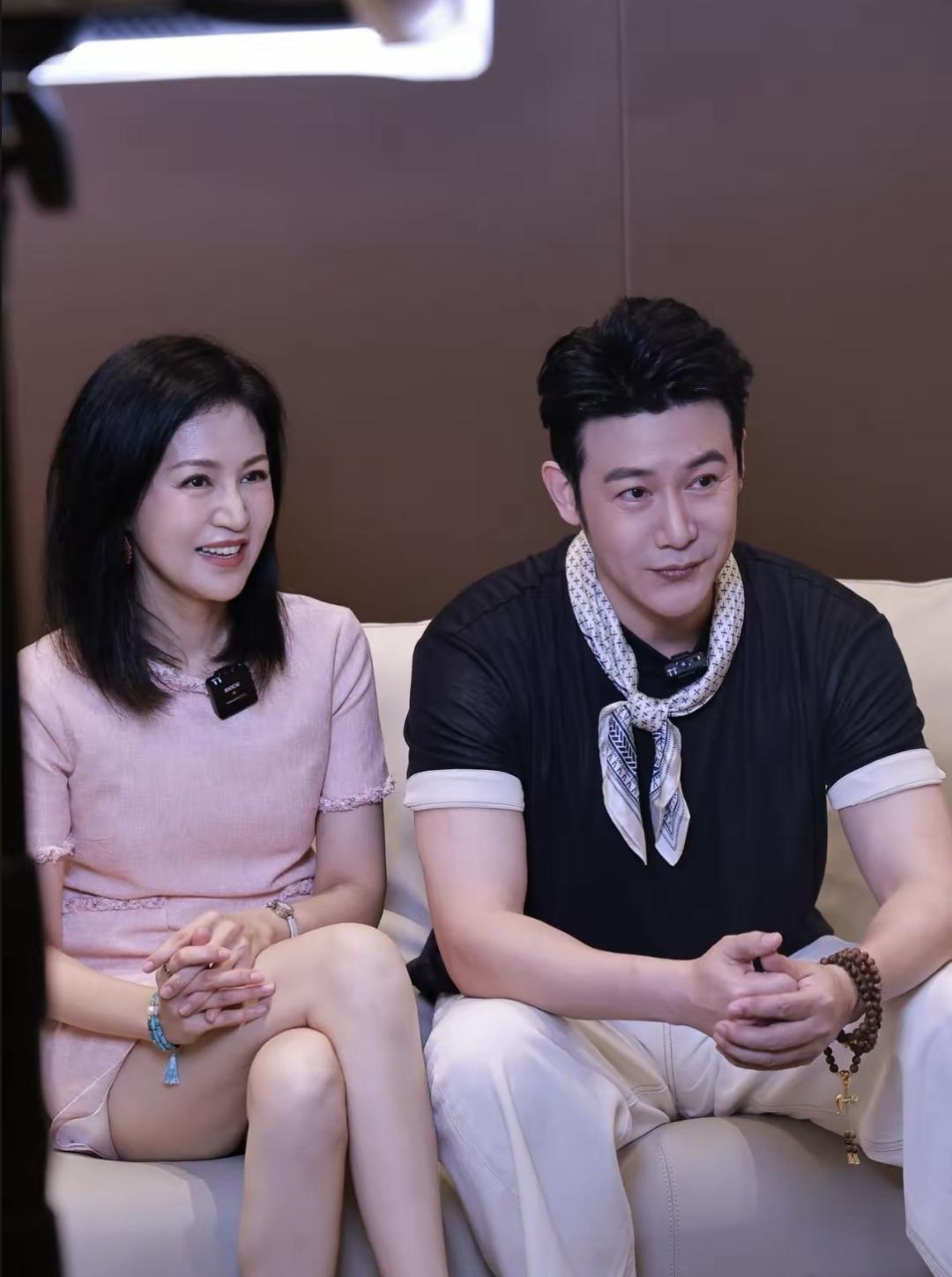 陆毅鲍蕾结婚20年了，还是天天一起逛超市、互相夹菜、说话带笑。不是演出来的，是