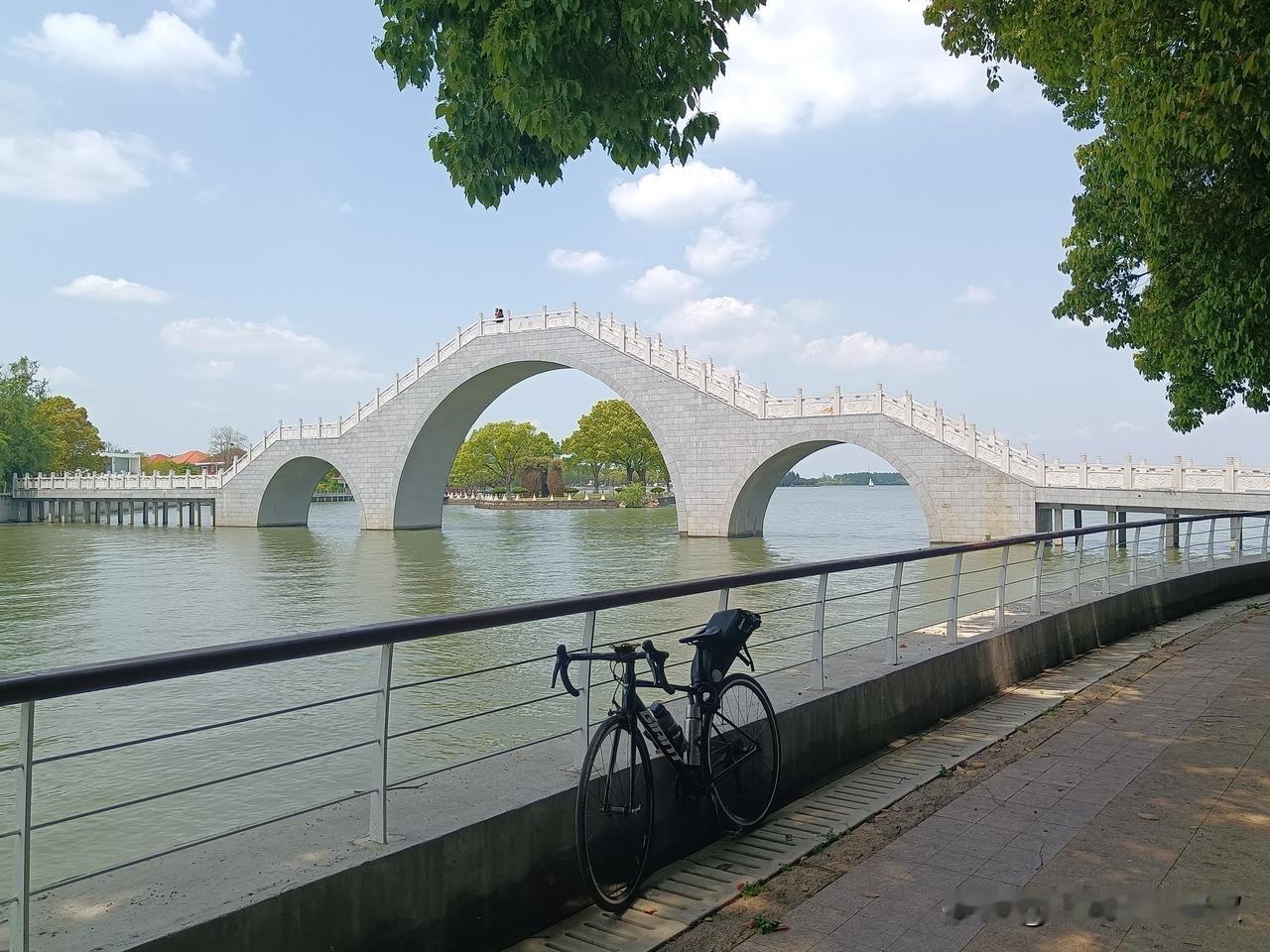 昨天看到一个视频，一个杭州网红说前几天他带家人在杭州周围城市逛了一圈，回到杭州他