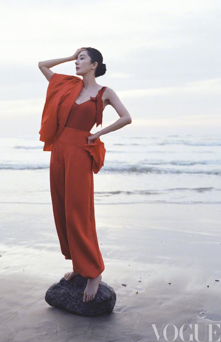 @杨幂～VOGUE中国版2026开年刊[比心]