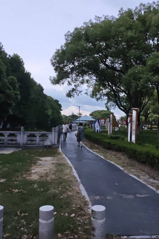 这次高考让单位里几个当官的和打工的都蒙了，保洁儿子考了641分，二把手女儿考了5