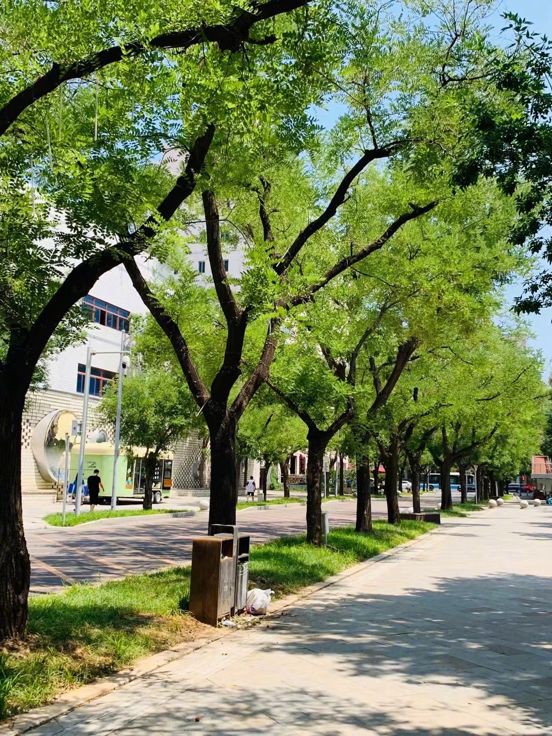 🌇高温天在城市里暴走，随手一拍就是大片，但没有一件轻薄防晒的好衣服，真的会晒到