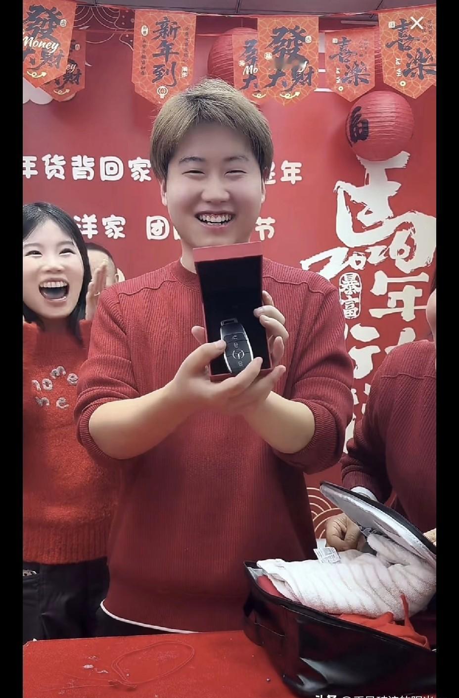 一辆奔驰，直接塞给刚考上大学的儿子。孙海洋的父爱，带着14年的亏欠，砸得人发懵