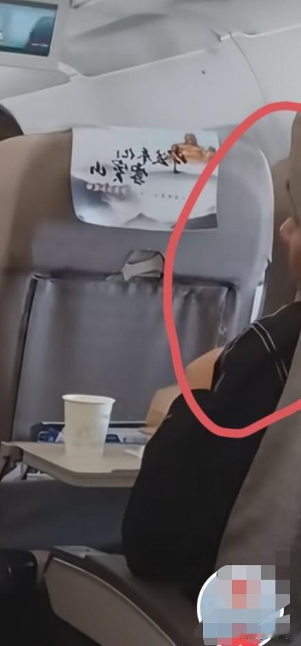 东航这事儿还没完，欧某某的最终处理结果还没出来！现在的欧某某就像是过街老鼠，