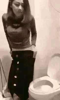 年轻女士去朋友家做客，因内急来卫生间方便，因本人洁癖，没有直接坐在坐便器使用，为