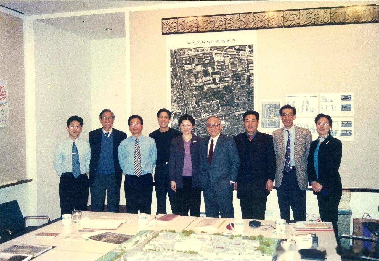 2002年年初，时任苏州市规划局局长、现江苏省住建厅厅长谭颖带工作团赴美国访问，