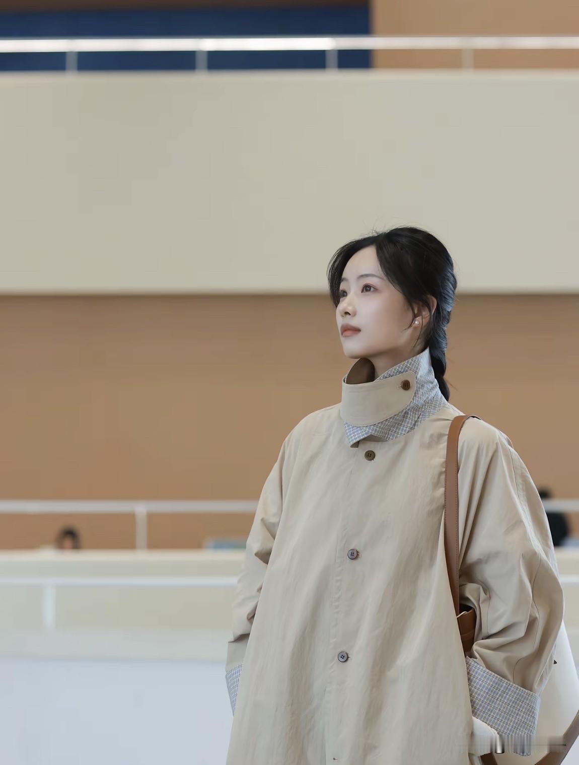 真正优雅的女性：第一：衣领立得高高的。第二：裤子穿的长长的。第三：坐下来，