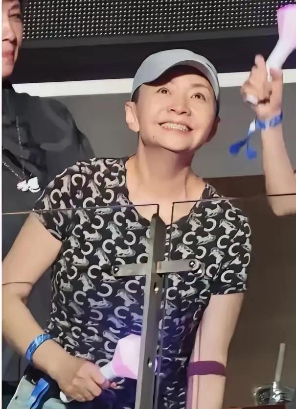 宋丹丹在那英演唱会上穿20年前的衣服，至少说明了三个关键点第一个，宋丹丹20年