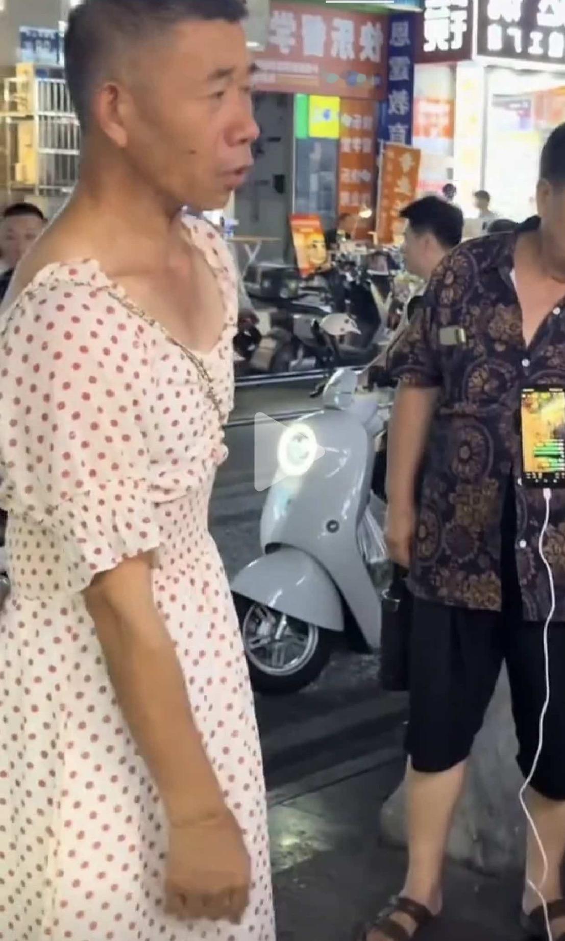 走在街上，看到上了年纪的大爷，穿上女士的裙子、高跟鞋，还戴上耳环，真的让人十分诧