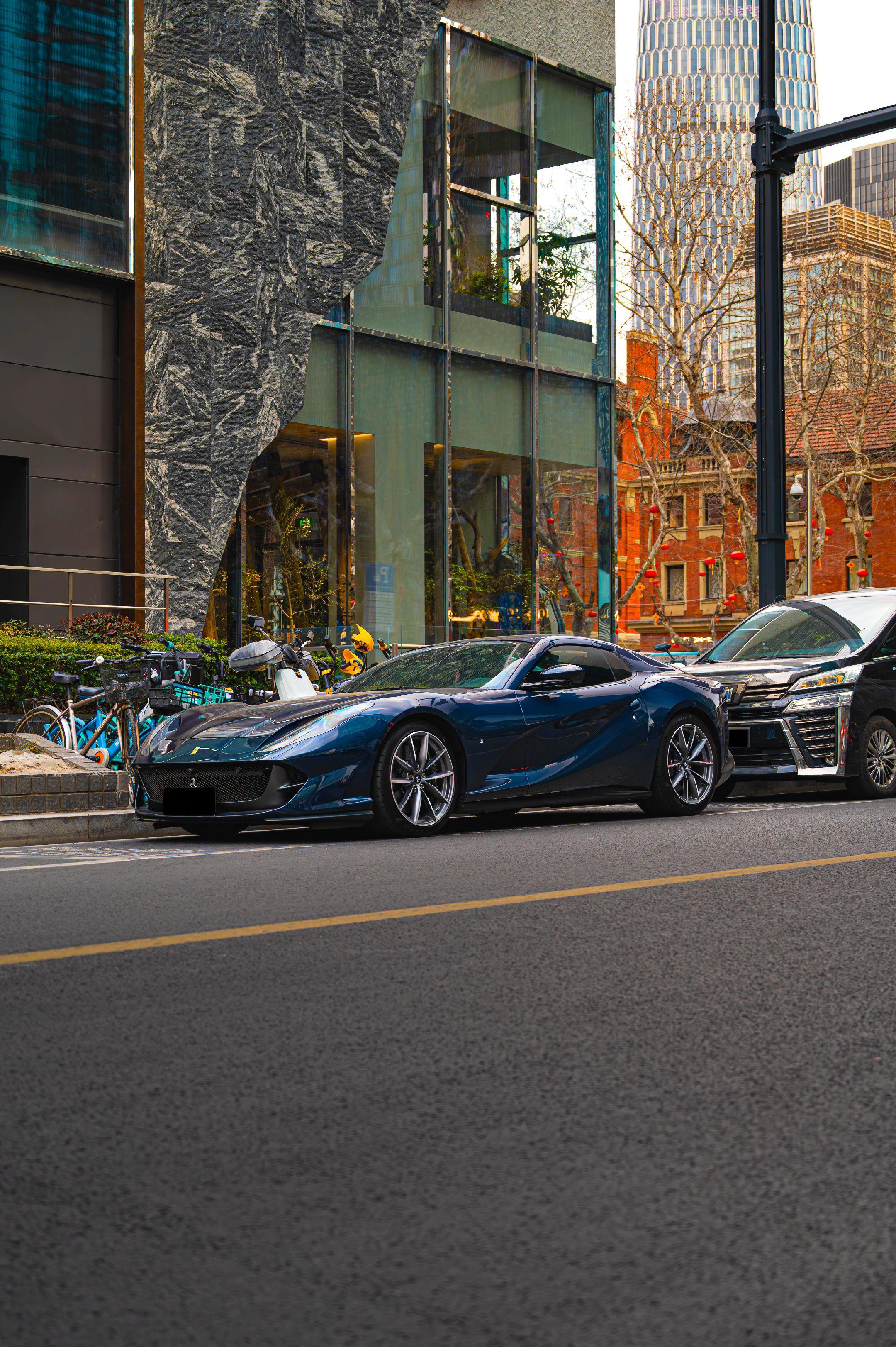 一台老钱风十足的法拉利812gts.Ferrari 812 GTS 年...