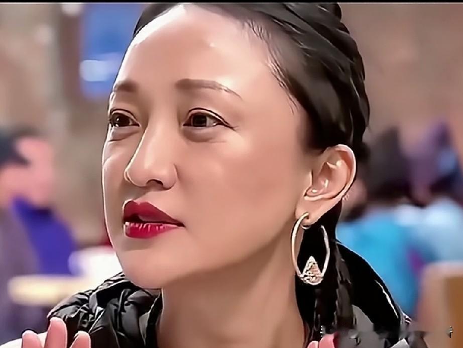 周迅早年接受采访时曾表示，你们别给我贴上玉女的标签，我最多装三天。这话的言外之意