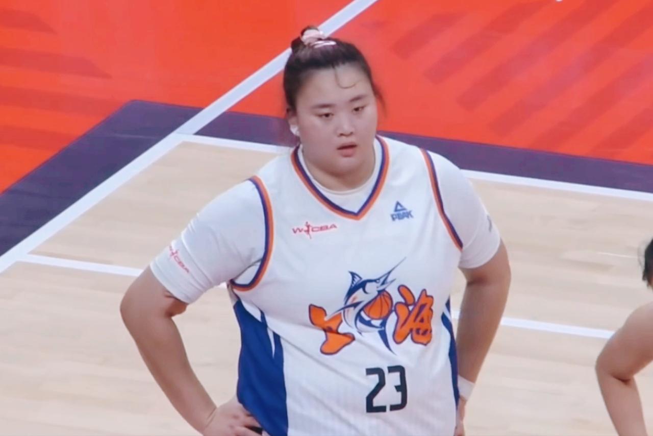 刘禹彤5犯离场，队友徐娜和李妍熹也因犯规先后被罚出场，上海女篮差点无人可用。