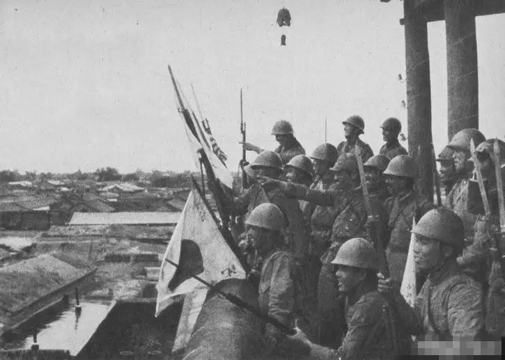 二战日军肉搏战法宝：三零式刺刀图中是1937年9月，日军攻陷河北沧州后登上城楼