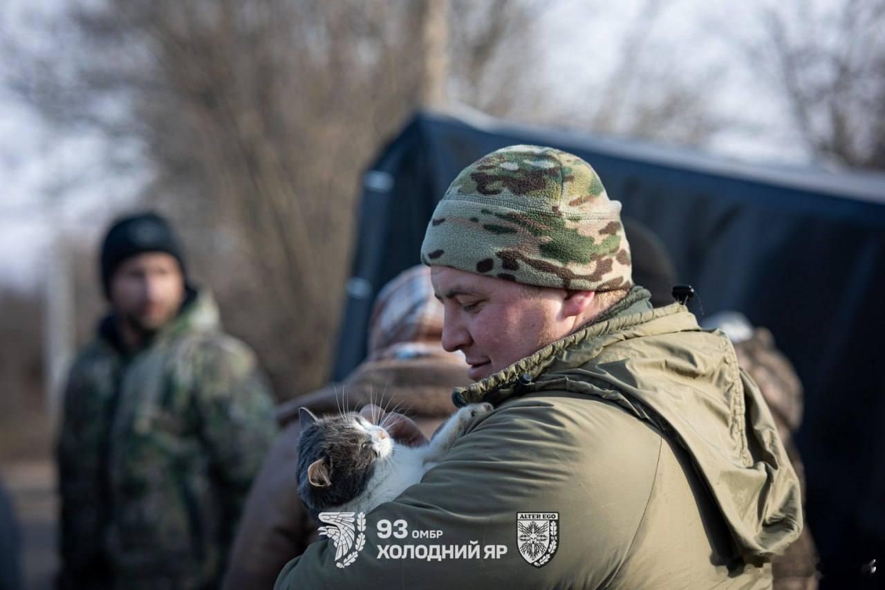 这是位于乌克兰东部顿涅茨克战场的一个处理地面无人系统的车间，这些士兵隶属于乌克兰